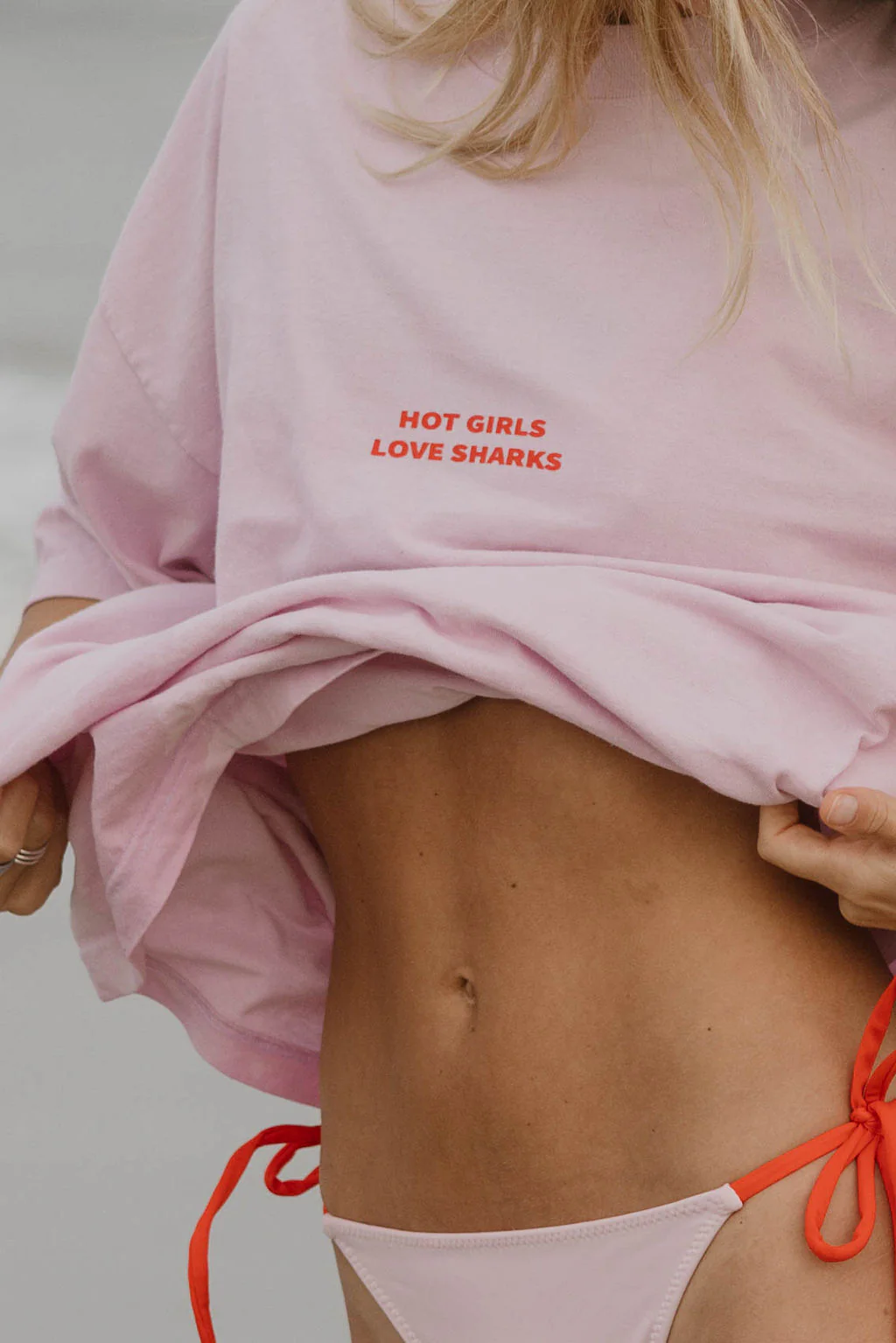 HOT GIRLS LOVE SHARKS TEE PINK - Image 4